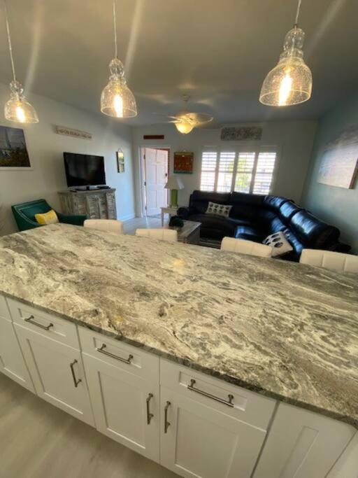 Beachfront Condo On Quiet Treasure Island- 1 Bed เซนต์พีทบีช ภายนอก รูปภาพ